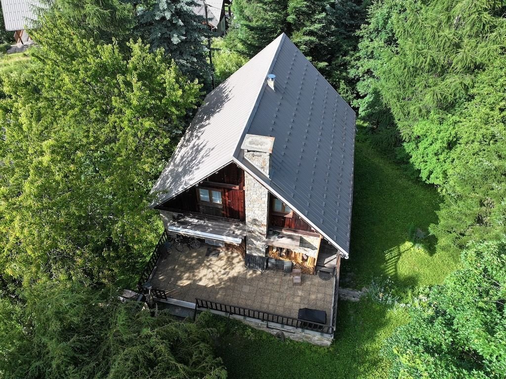 Vue aérienne du chalet et de son jardin en été