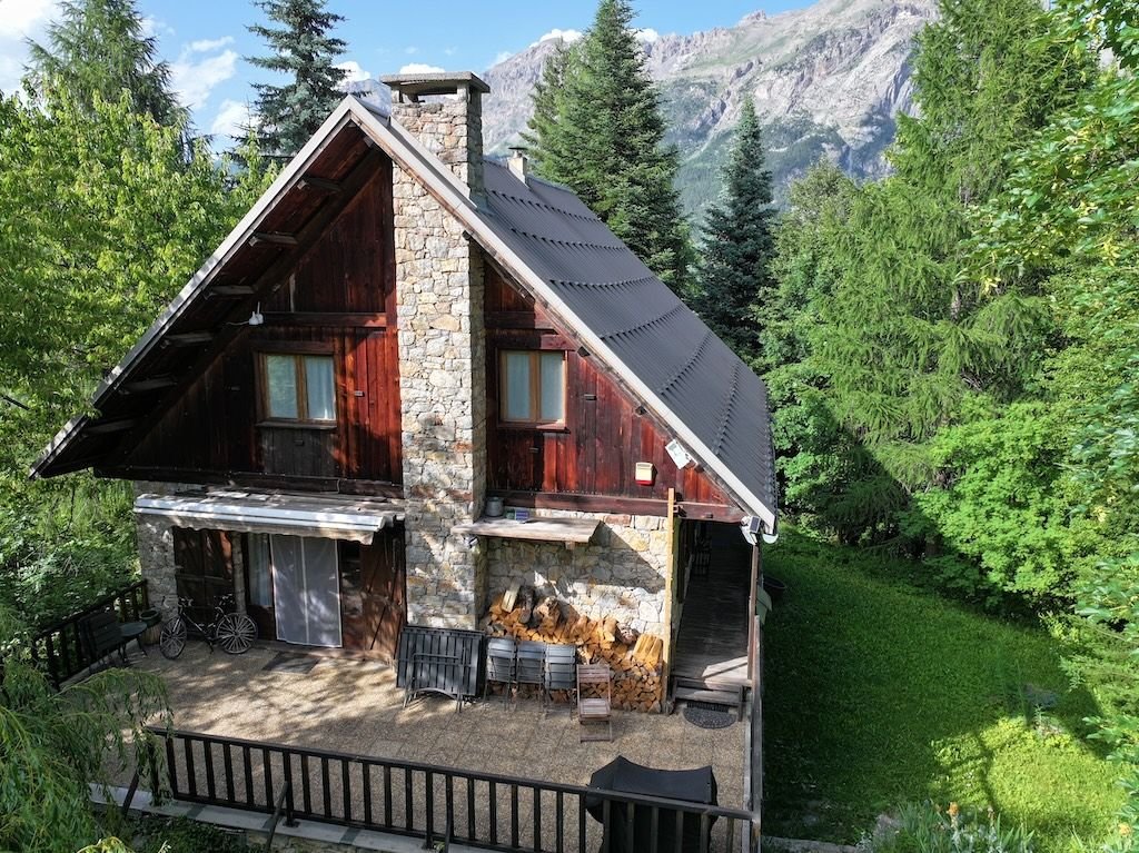 Le chalet en été devant les sommets