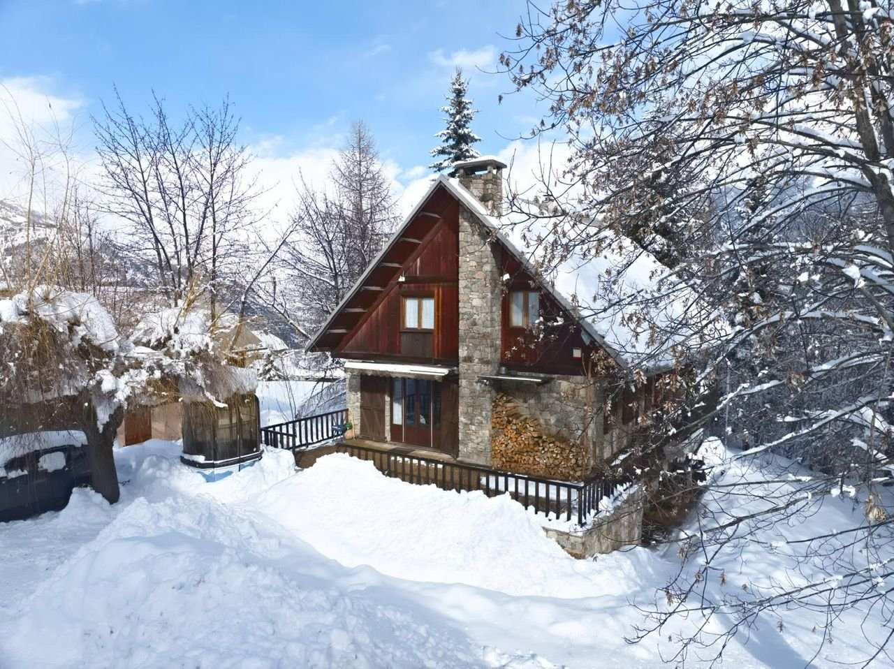 Chalet sous la neige