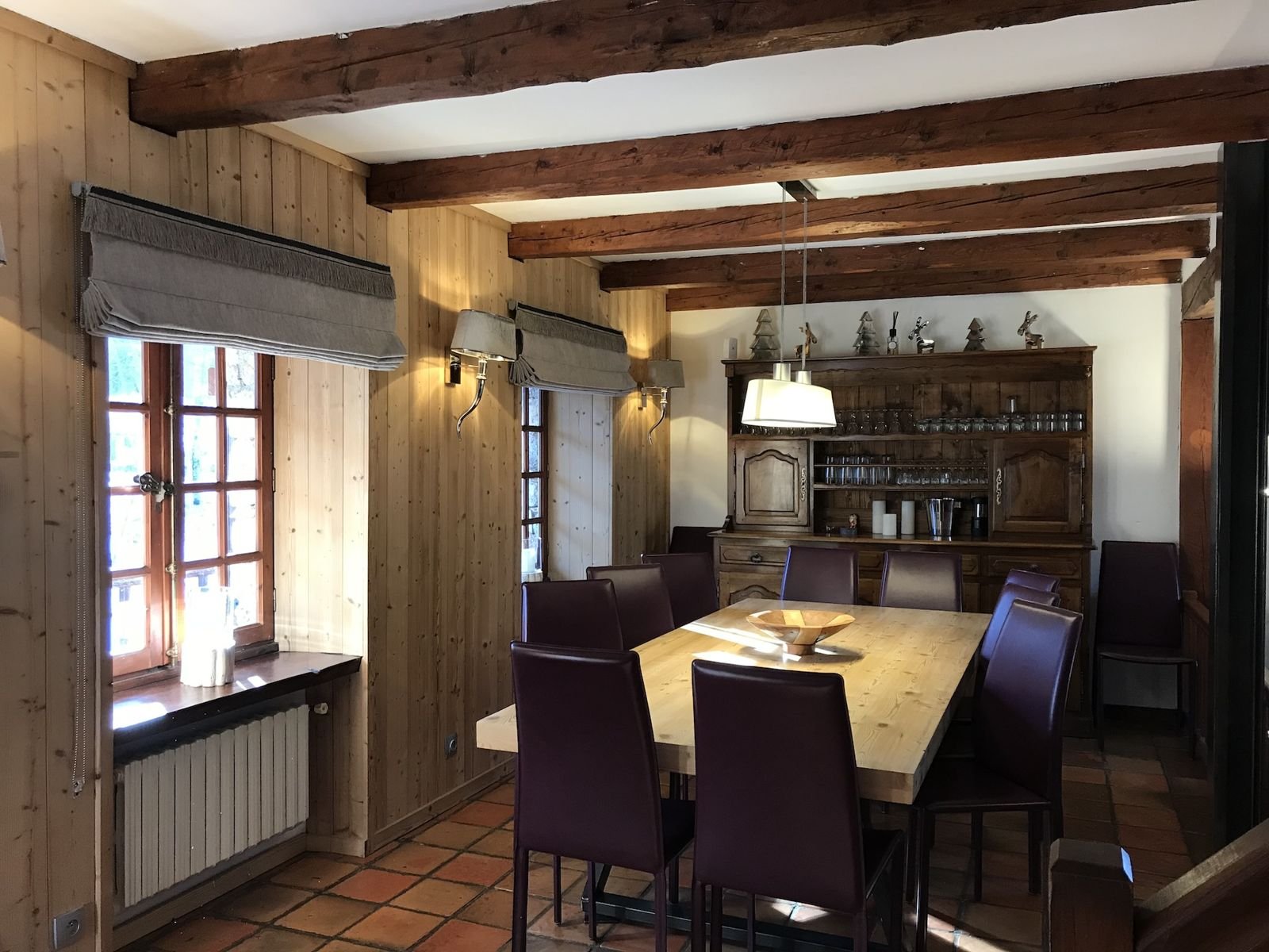 Salle à manger, poutres apparentes et grande table en bois