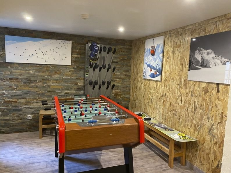 Salle de jeux avec baby-foot et sèche-chaussures