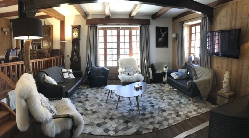 Salon avec canapés, peaux de mouton et horloge comtoise